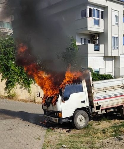 Alanya'da park halindeki kamyonet yandı