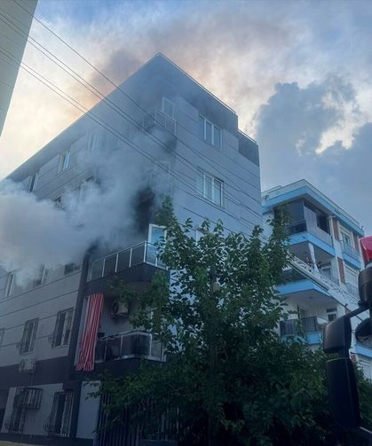 Antalya'da apartmanda çıkan yangında mahsur kalan iki kişi kurtarıldı