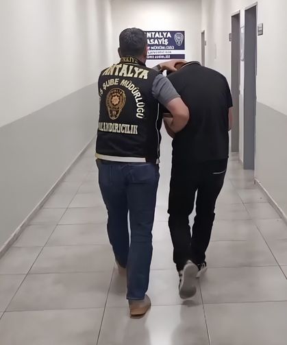 Antalya'da dolandırıcılık şüphelisi bankada para çekerken yakalandı
