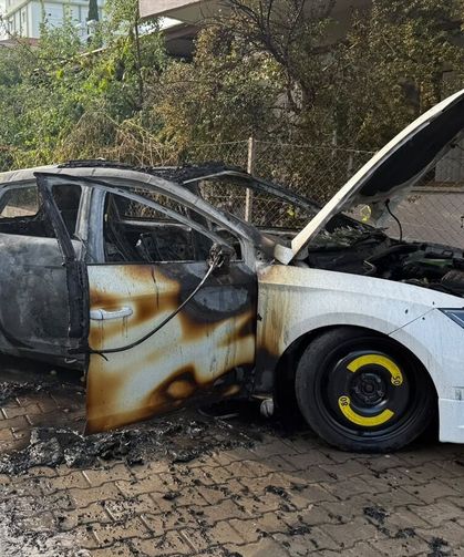 Antalya'da yangın çıkan otomobil evin bahçe duvarına çarptı