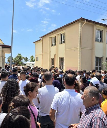 Hatay’da anne kız aynı okulda YKS heyecanı yaşadı