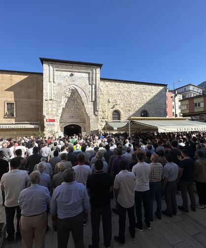 Isparta'da park halindeki araçta ölü bulunan iki gencin cenazeleri toprağa verildi