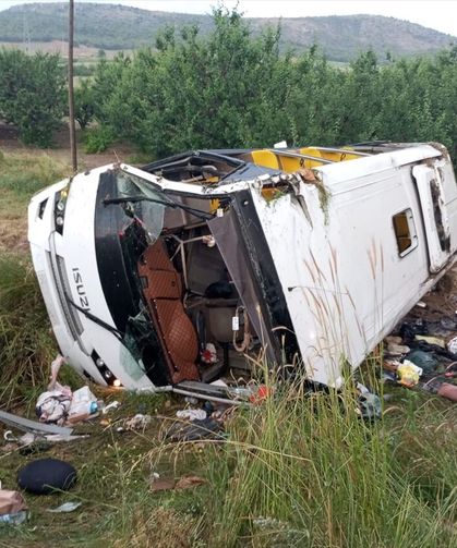 Isparta'da tur otobüsünün devrildiği kazada 4 kişi öldü, 15 kişi yaralandı