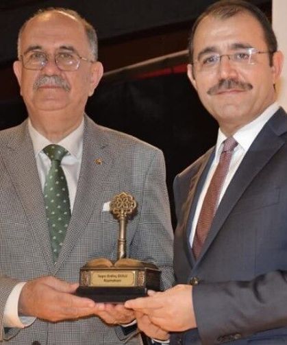 Mehmethan Yüksel’den Kadirli Kaymakamı Erdinç Dolu’ya Plaket