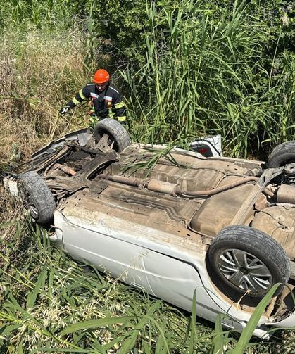 Burdur'da kanala devrilen otomobildeki 2 kişi yaralandı