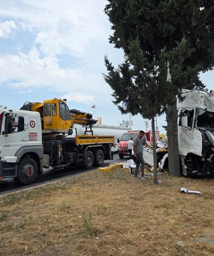 GÜNCELLEME - Mersin'de 2 tırın çarpışması sonucu 2 kişi yaşamını yitirdi