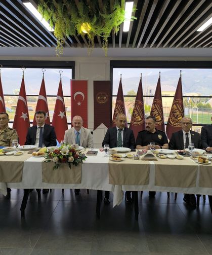Vali Serdengeçti Osmaniye'de Basın Mensupları ile bir araya geldi