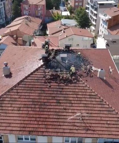 Kütahya’da Yıldırım Apartman Çatısında Yangın Çıkardı