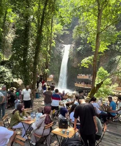 Osmaniye Karaçay Şelalesi Ziyaretçi Akınına Uğradı