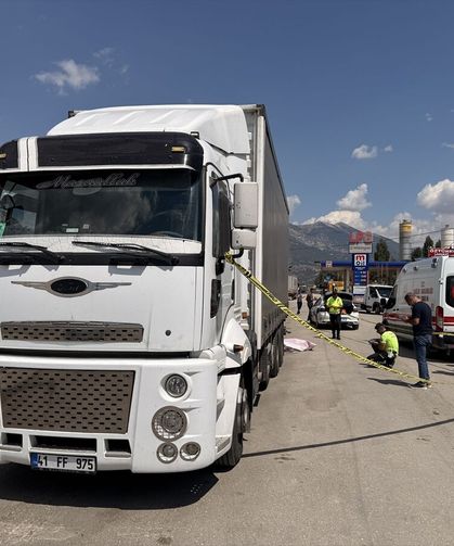 Adana'da aracının arızasının giderilmesini bekleyen sürücü tırın çarpması sonucu öldü