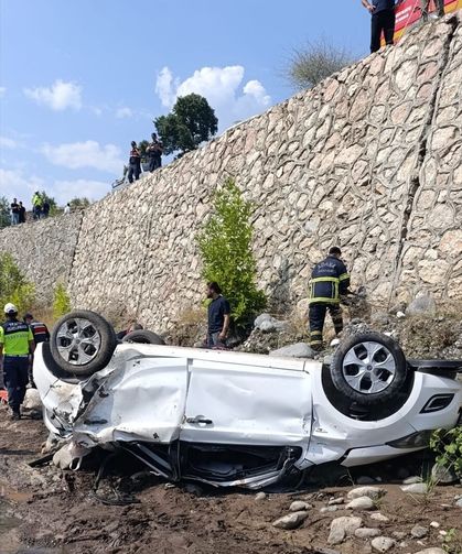 Adana'da dere yatağına devrilen otomobildeki 2 kişi öldü, 1 kişi yaralandı