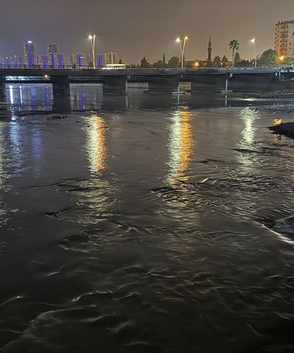 Adana'da köprüden nehre düşen kişiyi itfaiye ekipleri kurtardı