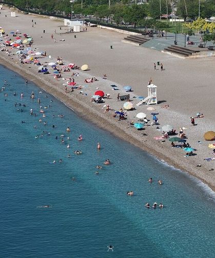 Antalya'da sıcak hava nedeniyle sahillerde yoğunluk yaşandı