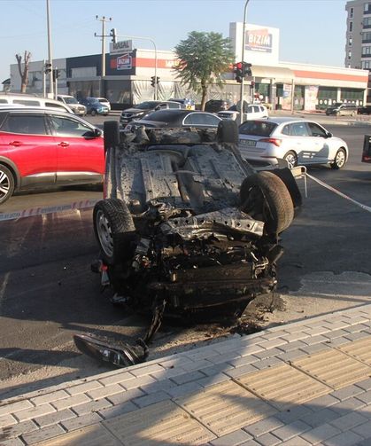 Antalya'da takla atan otomobildeki 2 kişi yaralandı