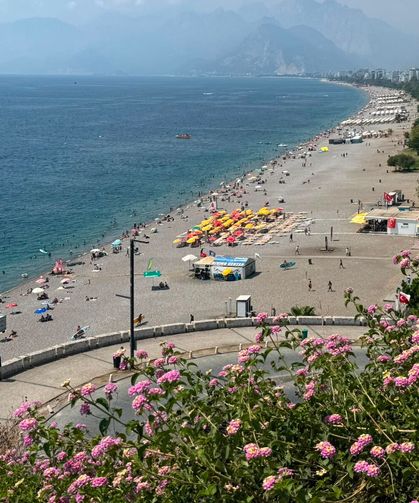 Antalya'da yüksek nem ve sıcaktan bunalanlar sahilleri doldurdu