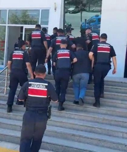 Burdur'da hırsızlık yaptıkları iddiasıyla yakalanan zanlılardan 3'ü tutuklandı
