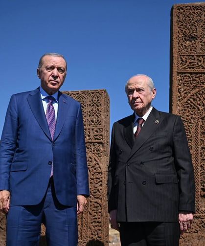 Erdoğan ve Bahçeli’den Ahlat Selçuklu Mezarlığı’na Ziyaret