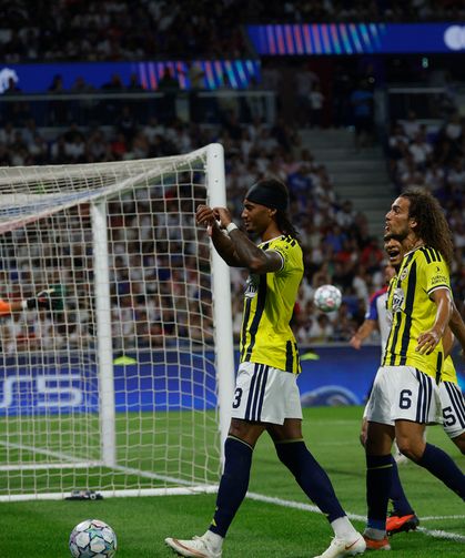 Lyon-Fenerbahçe Maçı Sonrası Saha Karıştı!