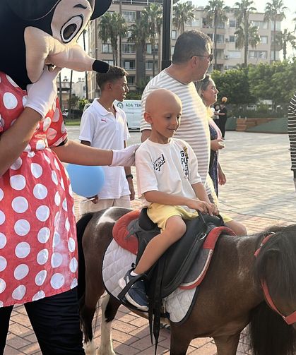 Hatay'da kanseri yenen 7 yaşındaki Ege için gökyüzüne 300 balon bırakıldı