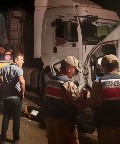 Hatay'ın Erzin ilçesinde servis minibüsü ile tır çarpıştı, 1 kişi öldü, 14 kişi yaralandı