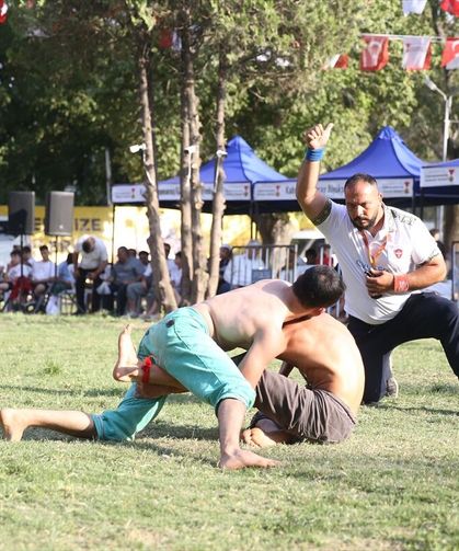 Kahramanmaraş'ta Geleneksel Karakucak Fuar Güreş Festivali düzenlendi