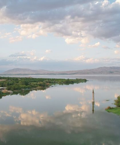 Karakaya Baraj Gölü'nde su altında kalan 'yalnız minare' dronla görüntülendi