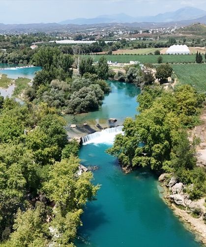 Manavgat Şelalesi serinlemek isteyen yerli ve yabancı turistleri ağırlıyor
