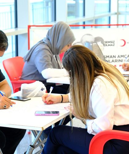 Mersin'de sağlık çalışanları kan bağışı yaptı