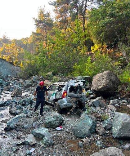 Osmaniye'de uçuruma yuvarlanan otomobildeki 1 kişi öldü, 1 kişi yaralandı