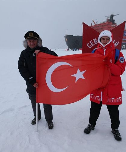 Uluslararası keşif gezisine katılan Türk genç, Kuzey Kutbu'nda Türk bayrağını dalgalandırdı