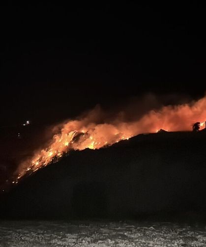 Adana'da çöp ve molozların olduğu alanda çıkan yangın söndürüldü