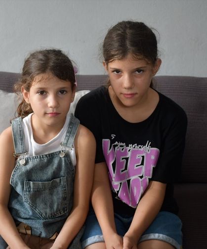 Adana'da iki kardeş yeni işitme cihazlarına kaymakamlık desteğiyle kavuştu