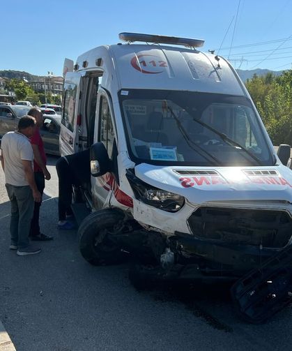 Antalya'da ambulans ile otomobilin çarpıştığı kazada 4 kişi yaralandı
