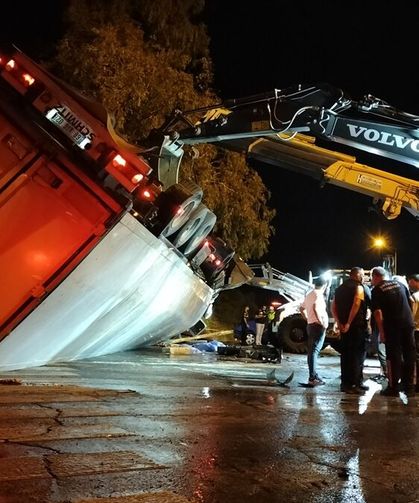 Antalya'da devrilen tırın altında kalan 2 kişi öldü