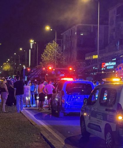 Antalya'da oto galeri dükkanında başlayıp apartmana sıçrayan yangın söndürüldü