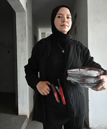 Babasından öğrendiği elektrikçilikte kadın usta oldu