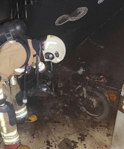 Hatay'da apartman girişine park edilmiş motosiklette çıkan yangın söndürüldü
