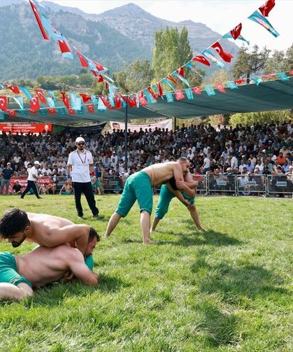 Kahramanmaraş'ta '3. Kertmen Karakucak ve Şalvar Güreşi Festivali' düzenlendi
