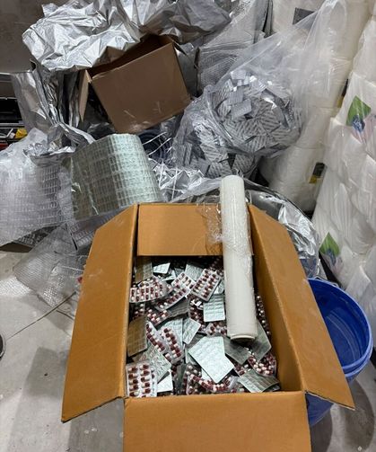 Mersin'de imalathaneye operasyonda 100 bin sentetik ecza hapı ele geçirildi