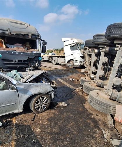 Mersin'de karşı şeride geçen tır iki araca çarptı, 1 kişi öldü, 2 kişi yaralandı
