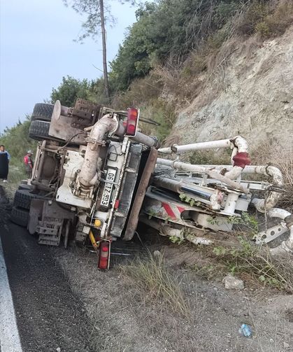 Osmaniye'de devrilen beton mikserinin sürücüsü yaralandı