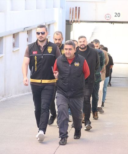 Adana merkezli 'kurgu trafik kazası' soruşturmasında gözaltına alınan 87 şüpheli adliyede