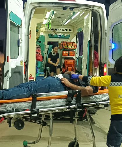 Adana'da park halindeki kamyonete çarpan otomobildeki 2 kişi yaralandı
