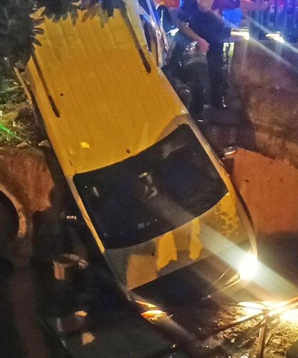 Adana'da sulama kanalına düşen hafif ticari araçtaki 2 kişi yaralandı