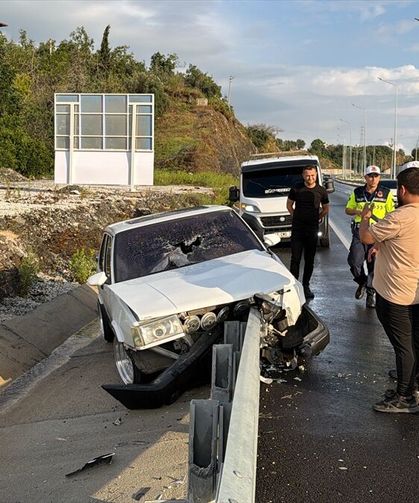 Alanya'da bariyere çarpan otomobilin sürücüsü yaralandı