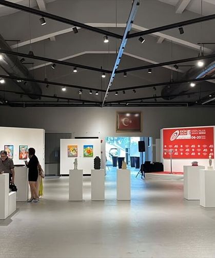 Antalya'da sanatçıların 'Cumhuriyet'i anlatan eserleri sergilendi