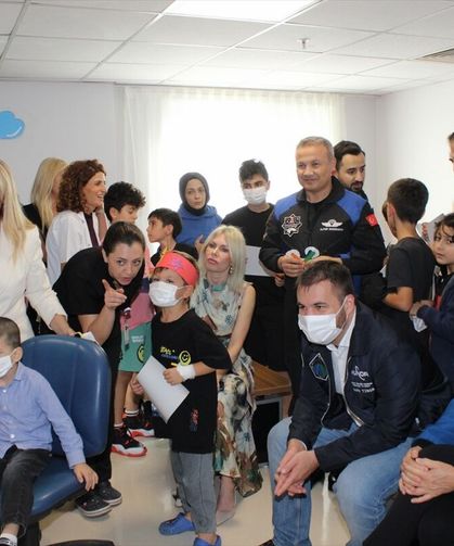 Astronotlar Antalya'da kanser tedavisi gören çocuklar ve öğrencilerle buluştu