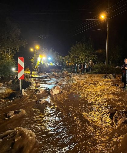 Demre'de sağanak hayatı olumsuz etkiliyor