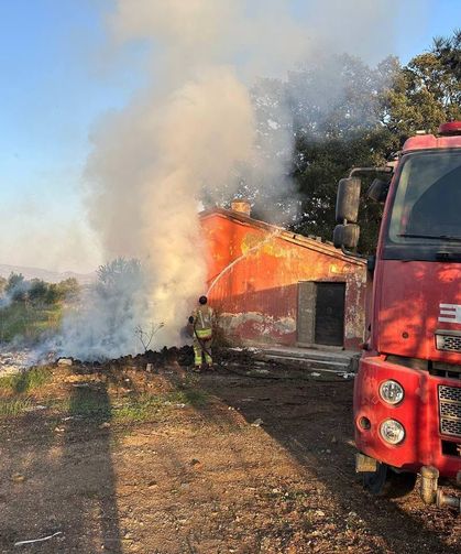 Hatay Kırıkhan’da Metruk Binada Çıkan Yangın Söndürüldü