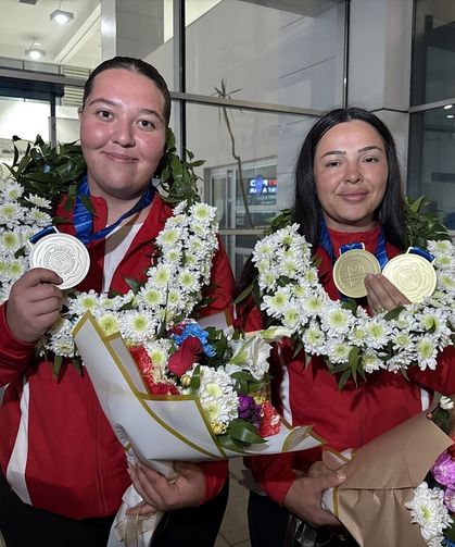 Kahramanmaraşlı milli sporcular havalimanında çiçeklerle karşılandı
